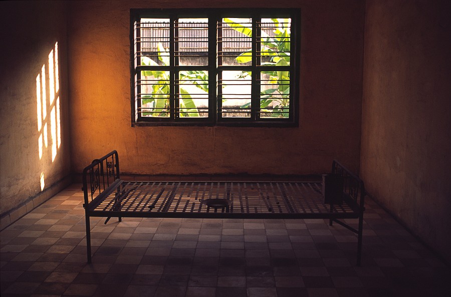 Tuol Sleng interrogation cell.jpg